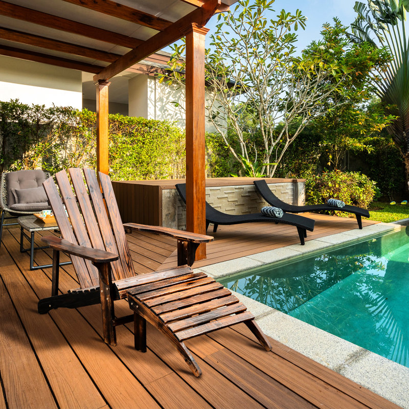Chaise rustique en bois et fauteuil de détente dans la cour avec essence brune
