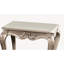 Table de bout de style traditionnel avec pieds courbés, détails sculptés, détails dorés et finition champagne élégante