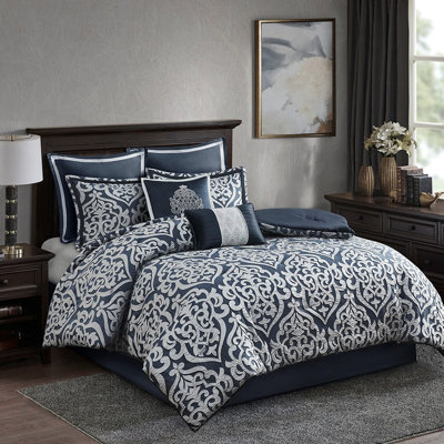 Ensemble de couette 8 pièces bleu marine/argent, format Queen. Tissage médaillon raffiné. Garnie. Comprend une couette, des taies d'oreiller carrées, des coussins décoratifs et un cache-sommier. Lavable à la machine. Bleu marine/argent. Ravissant. Contient 1 ou 2 pièces.