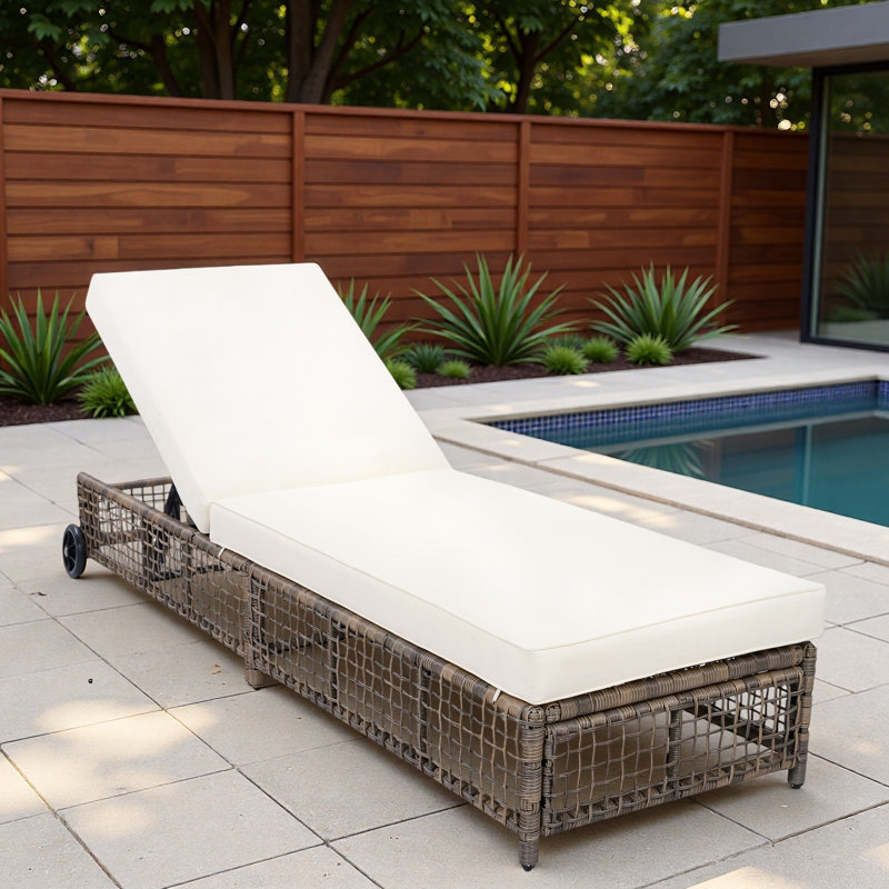 Chaise longue d'extérieur avec dossier à 5 positions, structure en rotin renforcé, repose-pieds réglables et roues mobiles