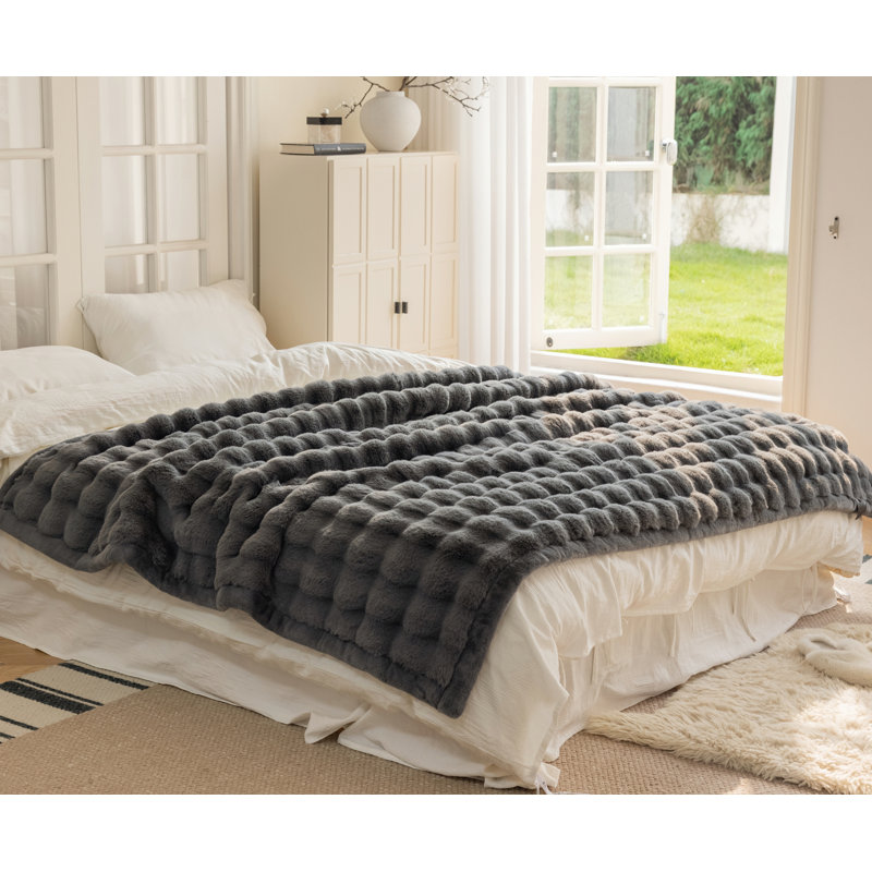 Couverture en fausse fourrure de lapin, L 39 po x L 63 po, Gris pâle
