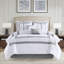 Ensemble d'édredon brodé sophistiqué 8 pièces en blanc et gris, hypoallergénique et facile à coordonner avec n'importe quel décor de chambre à coucher-119313413-119313411
