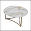 Table basse élégante et durable avec plateau en pierre frittée et finition champagne