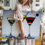 Toile, une élégante composition minimaliste avec trois verres à martini élégants, art mural en rangée contre une toile blanche épurée-1185015177