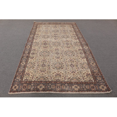 Un grand tapis turc rétro beige ajoute de la chaleur à votre décor de salon bohémien