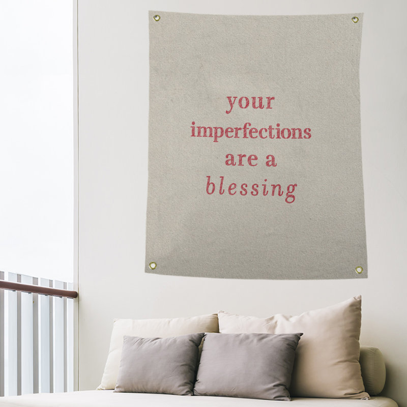Tapisserie citation d’imperfections écrites en polyester, H 80 po x l 59 po, Blanc / Rouge