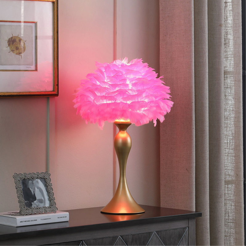Lampe de table 18,25 po en plumes roses chaudes Aquina, Rose, Or satiné