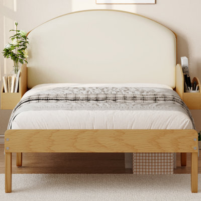 Structure de lit simple tapissier avec tête de lit courbée et rembourrée, pieds arqués et tablettes de rangement latérales, sans sommier, naturel