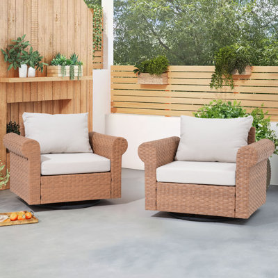 Chaise d'extérieur pivotante en rotin avec coussins
