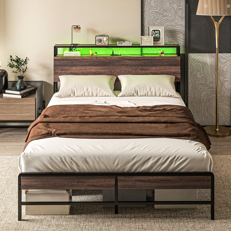 Grand lit plateforme, tête de lit avec lumières à DEL personnalisables et station de charge, 3 rangements, structure en acier, assemblage sans effort, tablettes réglables en noyer,