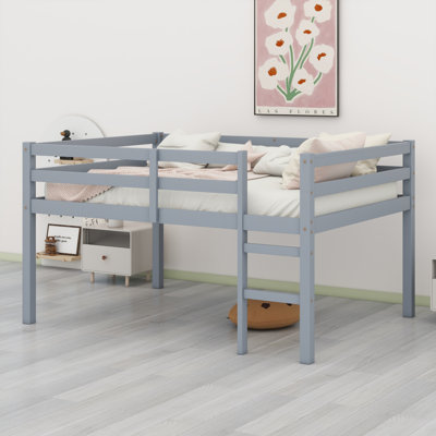 Lit mezzanine en bois avec échelle