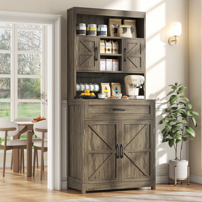 Armoire de cuisine de 69,3 po de hauteur avec 2 portes de grange, 1 tiroir, tablettes réglables, comptoir large et trous de chargement USB, armoire de rangement de style maison de campagne, Brwon