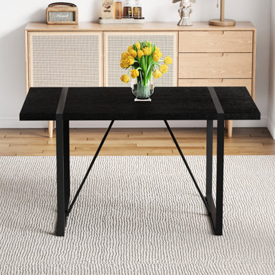 Table de salle à manger rectangulaire de 55 pouces avec plateau noir et pieds en métal robustes, idéale pour les réunions de famille et minimaliste