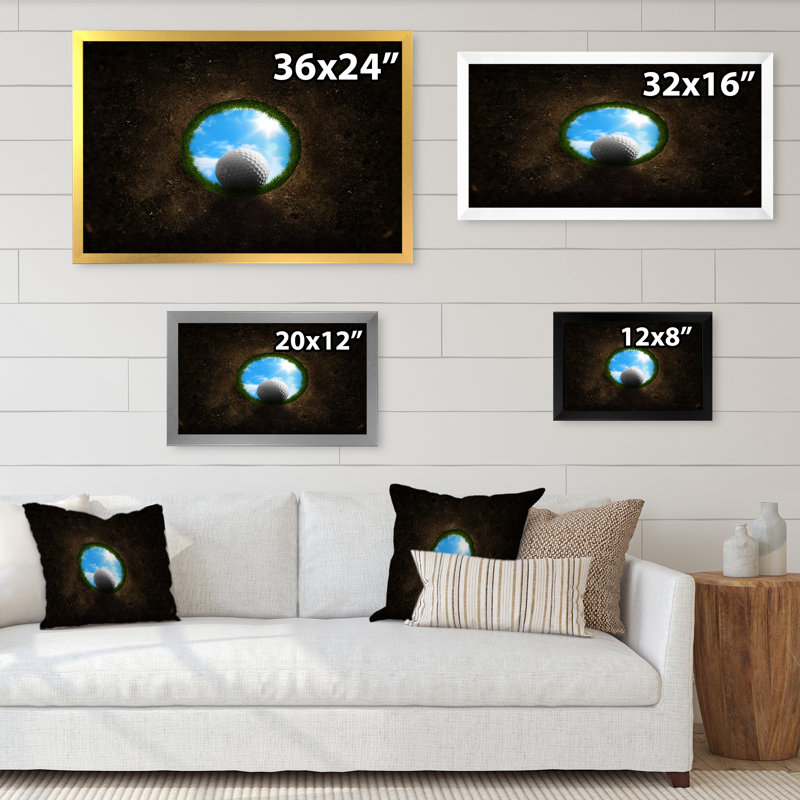 «Golf Ball Falling Into», reproduction sur toile, H 8 po x l 12 po x P 1 po, Cadre de coin argenté fermé