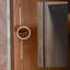 Brun clair + bois manufacturé + vitrines