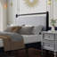 Structure de lit en bois robuste avec tête de lit moelleuse pour un style de chambre polyvalent et confortable-117306089