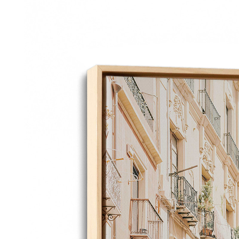 Alleyway Allure, reproduction sur toile, H 20,75 po x l 30,75 po x P 1,75 po, Érable américain encadré, 1