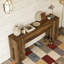Console en bois avec canapé robuste et couloir