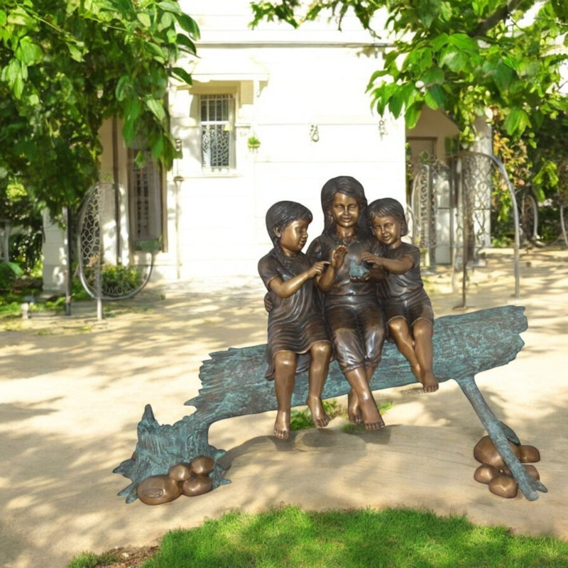 Statue Benner 3 enfants sur une bûche tenant un oiseau
