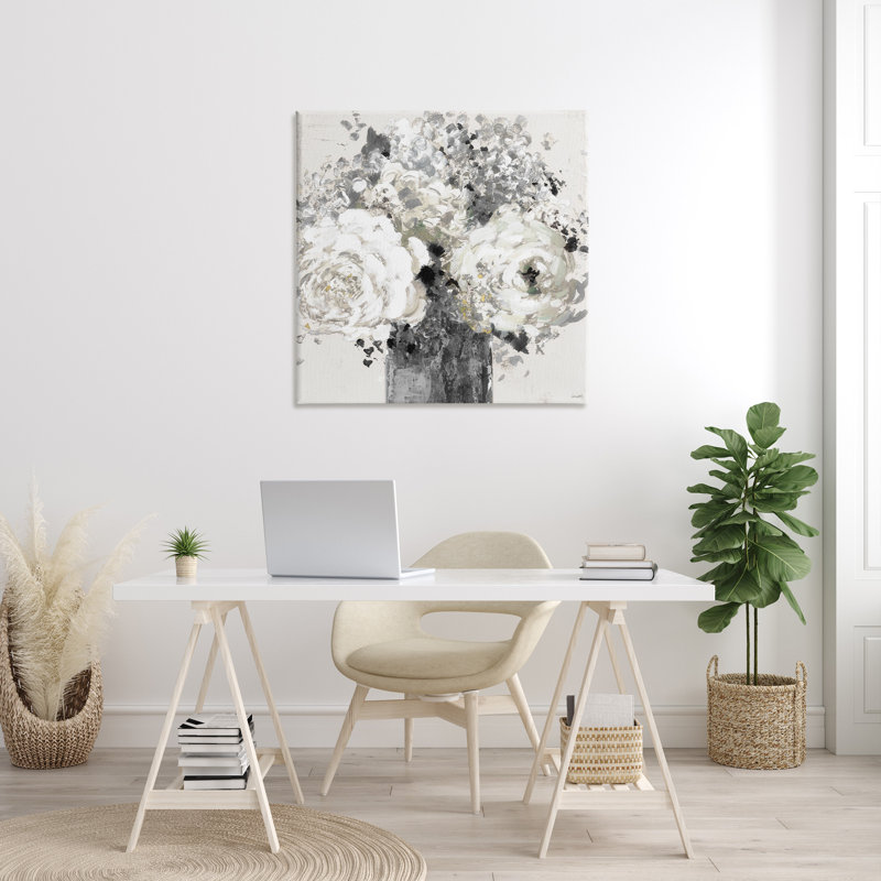 Arrangement floral audacieux et abstrait avec des fleurs expressives de couleur crème par Lanie Loreth, H 36 po x l 36 po