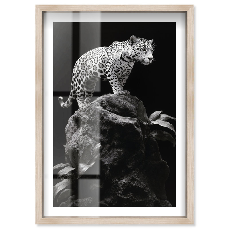 «Phantom Feline I Shadowbox» par Notoriart, H 16 po x l 11 po, Crème, crème