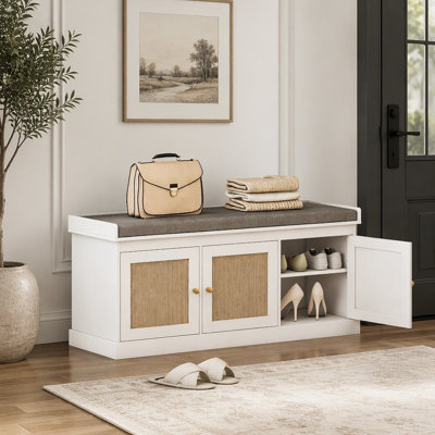 Banc de rangement à chaussures en rotin de style bohème avec coussin confortable, idéal pour les entrées et les chambres.