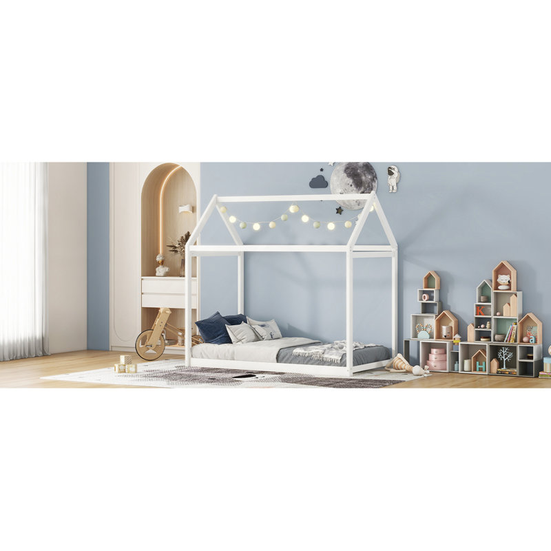 Lit simple en bois