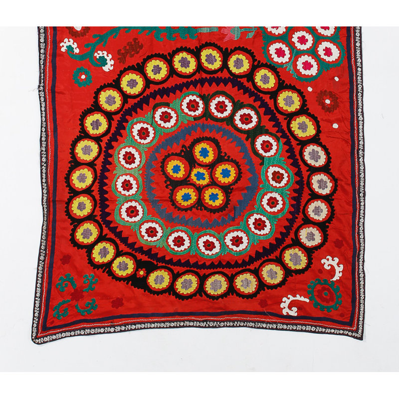 Décoration murale rouge 45 x 87 po. Suspension en soie brodée. Housse de table Needlework. Tapisserie rétro
