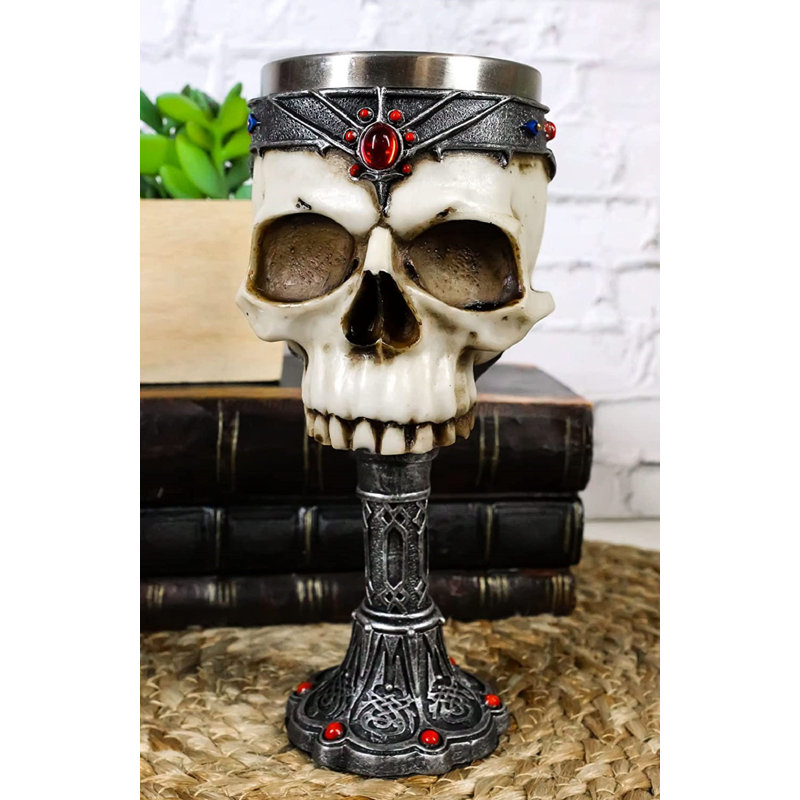 Tête de mort trinité médiévale trinx avec couronne royale, diadème rouge, pierres précieuses, cathédrale gothique, sculpture, cèdre, vin, coupe, calice, verres, service, bar, cuisine, fête, réception, figurine