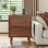 Table de chevet avec station de charge, table de bout moderne Mid-Century, table de chevet en bois de 19 po de large avec 2 tiroirs de rangement pour la chambre à coucher, table de chevet en bois, 1 pièce brun noyer