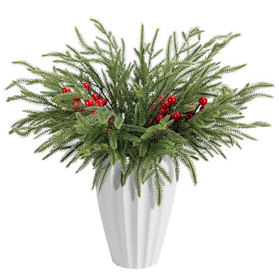 30 tiges de verdure artificielles de Noël avec des baies rouges ramasse de faux brins de pin à feuilles persistantes pour un vase de remplissage, une couronne de manteau de bricolage et un décor de vacances d'hiver