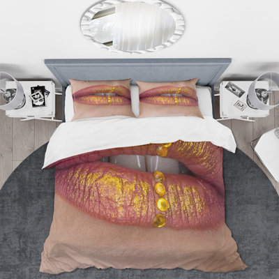 Gros plan sur les lèvres féminines avec rouge à lèvres, peinture dorée - ensemble de housse de couette moderne - microfibre de polyester