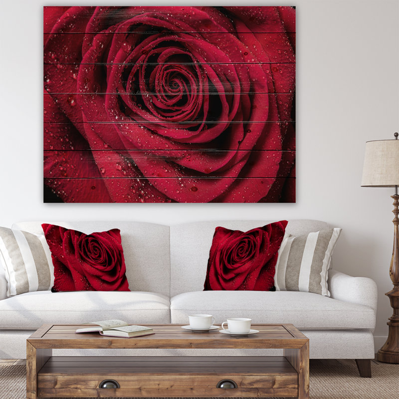 «Red Rose Petals with Rain Droplets», photographie, H 15 po x l 20 po x P 1 po, Bois
