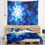 Tapisserie florale exotique avec fleurs bleues et pétales-28497112