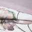 Lit très grand moderne avec draps mauve, taupe, édredon et taies décoratives mauves-131204772