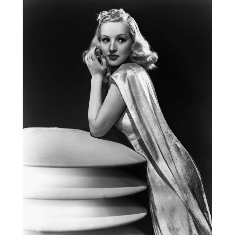 Betty Grable s'appuyant sur une structure - photographie non encadrée, H 10 po x l 8 po