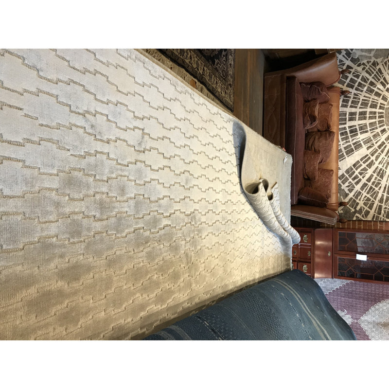 Silk Abstract Area Rug in Gray, Rectangle 4'1" x 5'11"