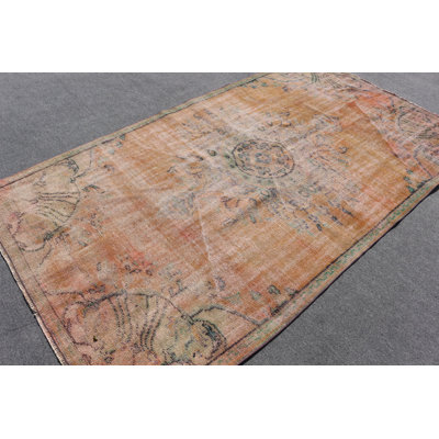 Tapis turc tissé à la main en rouge, parfait pour ajouter une touche rétro à votre salon ou salon