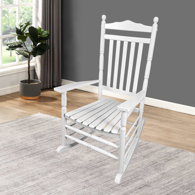 Fauteuil à bascule blanc pour balcon ou véranda, pour adultes. Construction en bois massif, assise et accoudoirs larges et confortables, dossier à lattes robuste, montage facile, supporte jusqu'à 127 kg (280 lbs). Spacieux et stable.