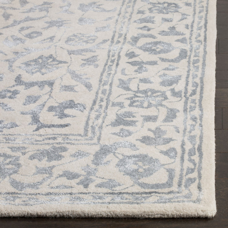 Daphne Hand Tufted Viscose/Wool Oriental Rug in Silver/Ivory, Rectangle 3' x 5'