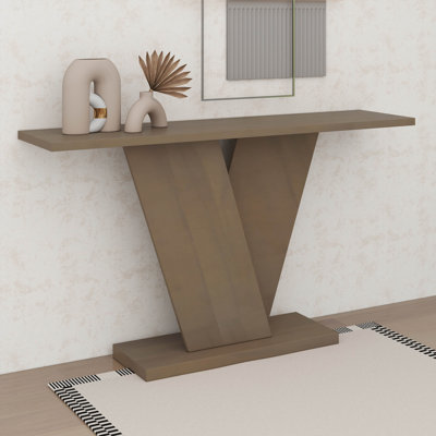 Longue console, canapé moderne en bois derrière le canapé