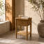 Table de chevet noyer brun avec coins arrondis, pieds en bois massif, tablette en jute et tiroir pour la chambre à coucher