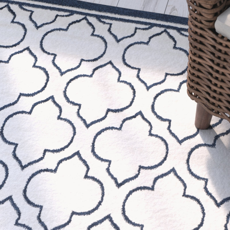 Ammundsen Geometric Area Rug in Ivory/Navy, Rectangle 2'6" x 4'