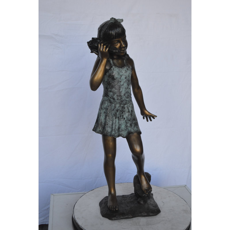 Statue fille debout en bronze à l'écoute d'une coquille de Polly - Taille: L 16 po x l 12 po x H 37 po.