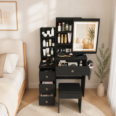 Bureau de coiffeuse moderne avec 3 lumières à DEL, 4 tiroirs, tablettes ouvertes, support pour sèche-cheveux, prise de courant et fauteuil (noir)