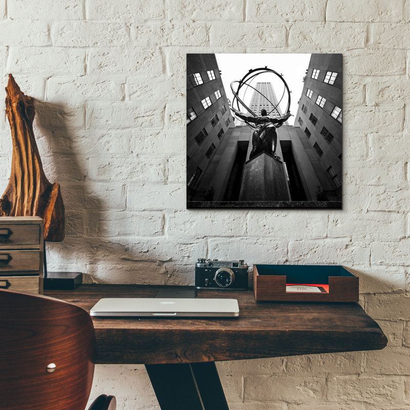 "NYC Rockefellar" par Nina Paponcek, H 12 po x l 12 po x P 0,13 po