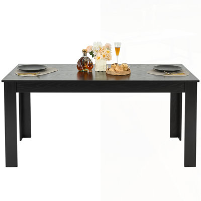 Élégante table de salle à manger rectangulaire pour 4 à 6 personnes, parfaite pour les réunions de famille et les repas quotidiens, fabriquée en bois durable.