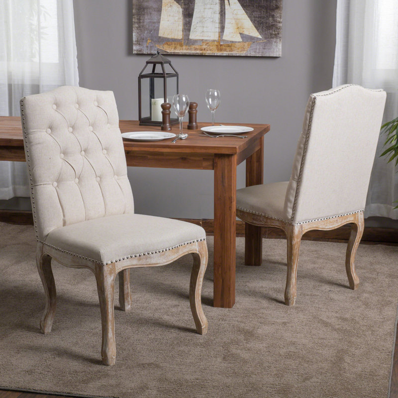 Ensemble de 2 chaises de salle à manger en tissu beige, bordure cloutée, structure en bois vieilli, assise élégante, piètement