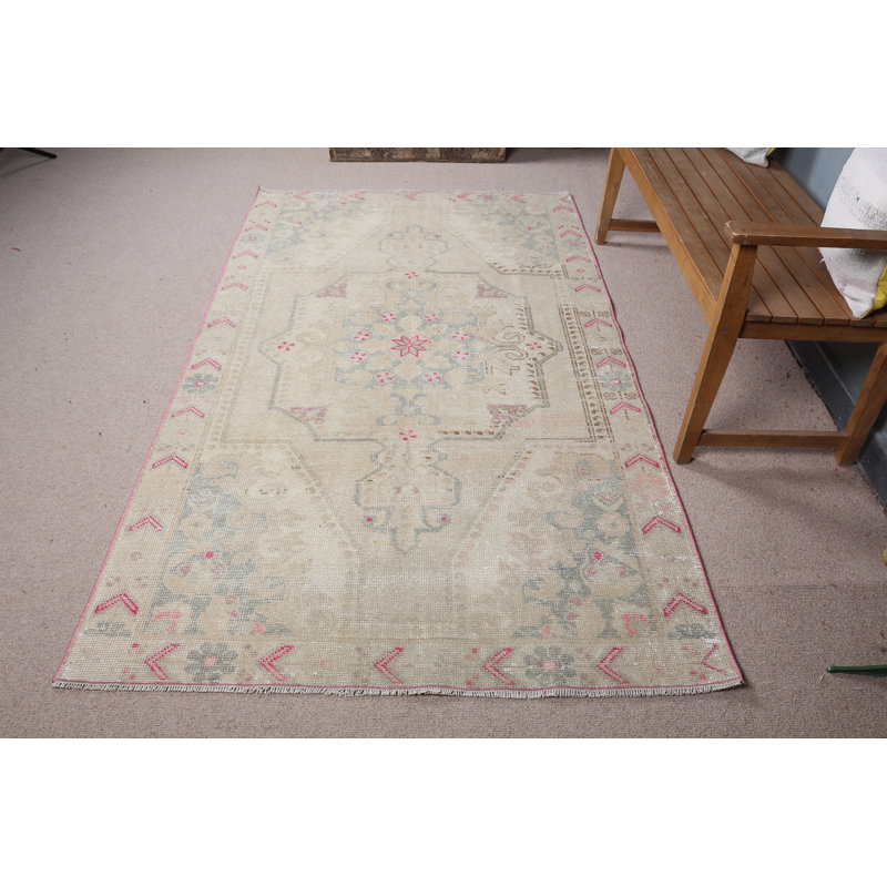 Tapis turc rétro idéal pour la salle à manger ou la chambre à coucher dans un élégant ton beige