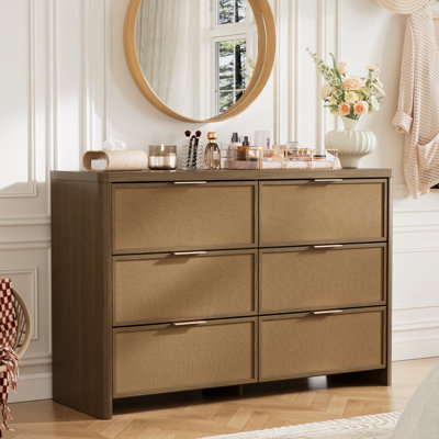 Commode en rotin à 6 tiroirs pour chambre, 120 cm de large, style bohème, avec poignées en métal doré, couleur noyer.